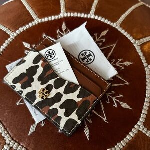 NWT Toryburch beige reva leopard card case